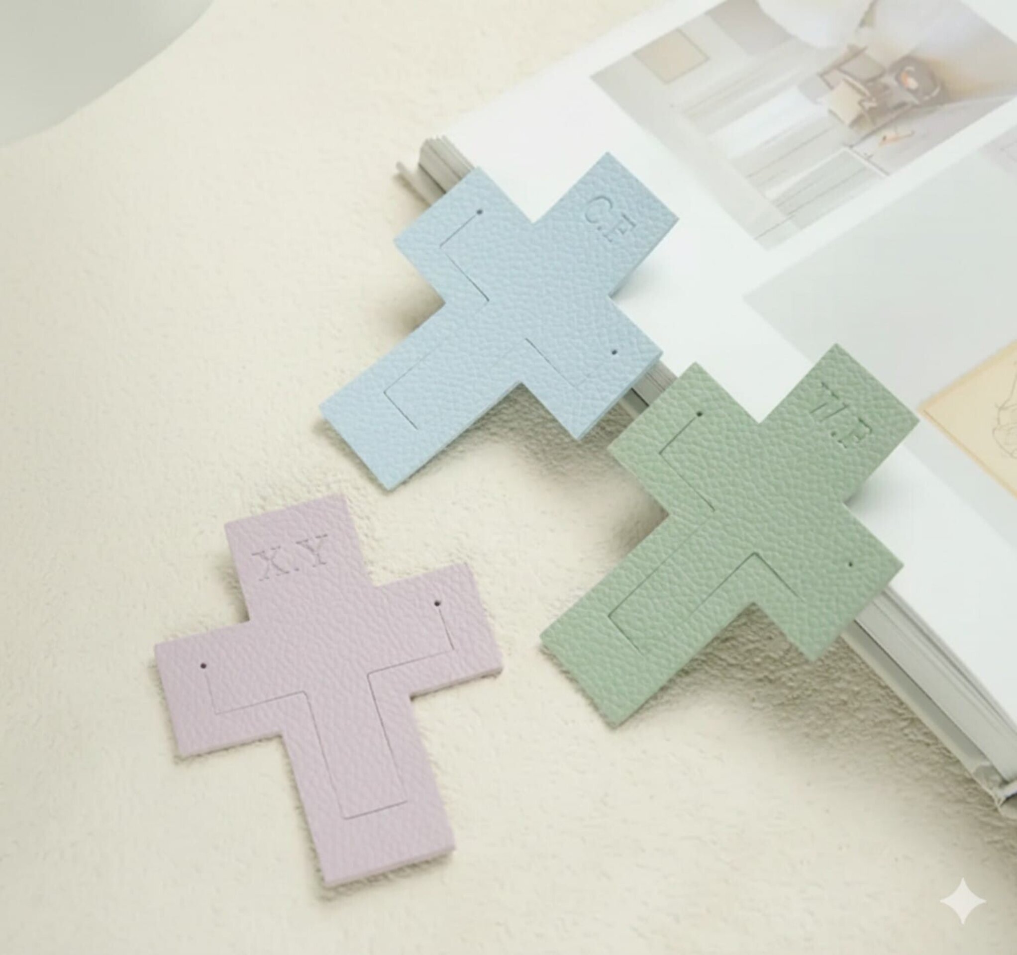 Marcapáginas en Forma de Cruz con Iniciales - 3